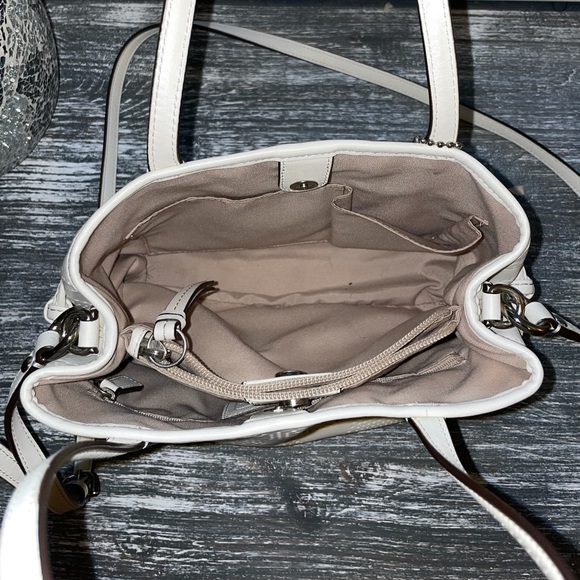 Leather Coach crossbody with removable shoulder strap and inside zip pocket. - Picture 10 of 12